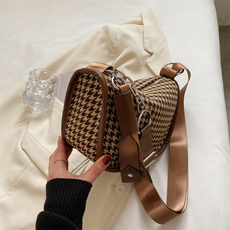 Commuter shoulder messenger bag niche design bag female fashionable popular all match small square bag_voghion.com