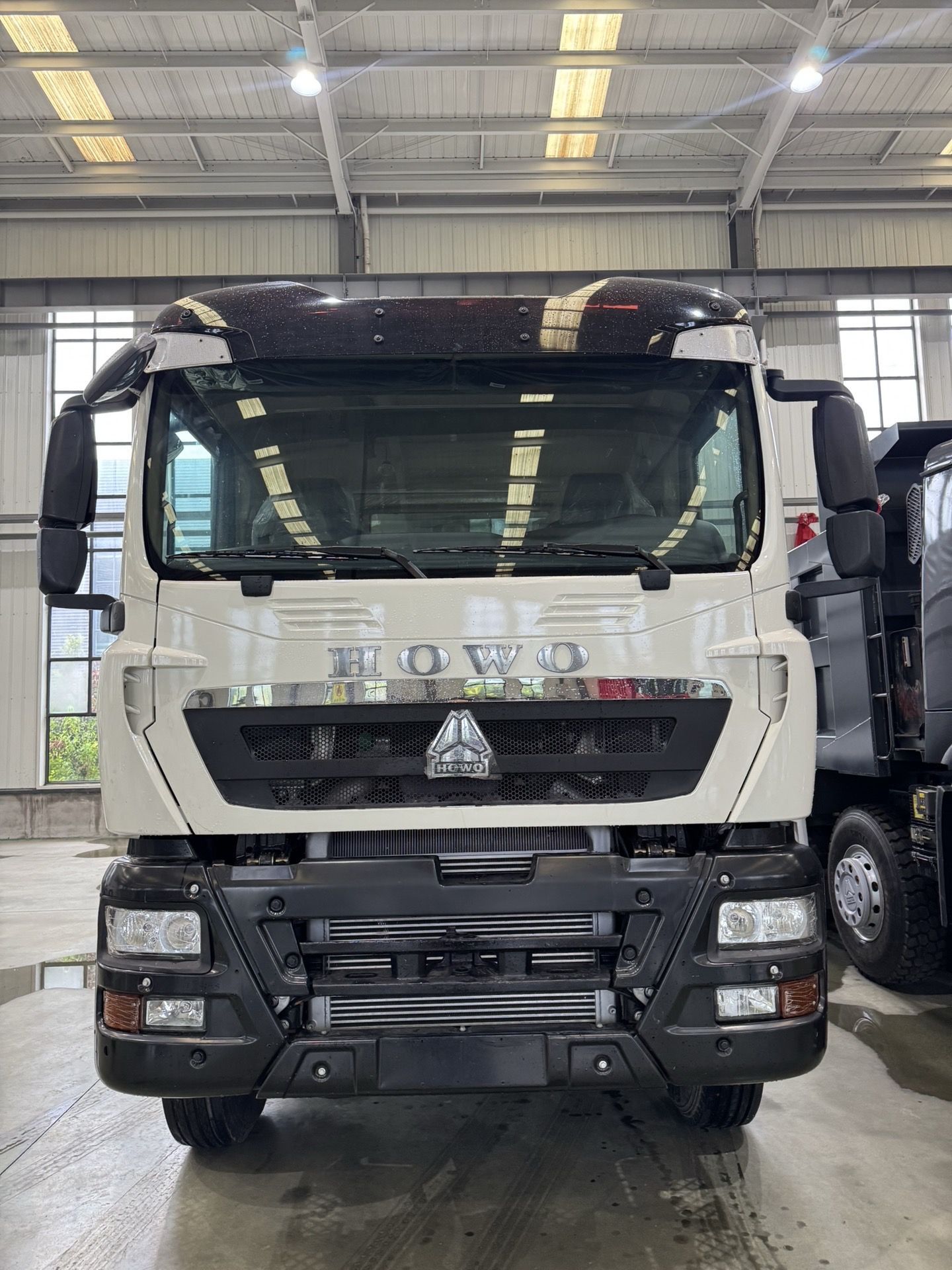 Cross-Border African Used Sinotruk Howo 8X4 371 Horsepower Engineering Transport Dump Truck Export Heavy-Duty Dump Truck