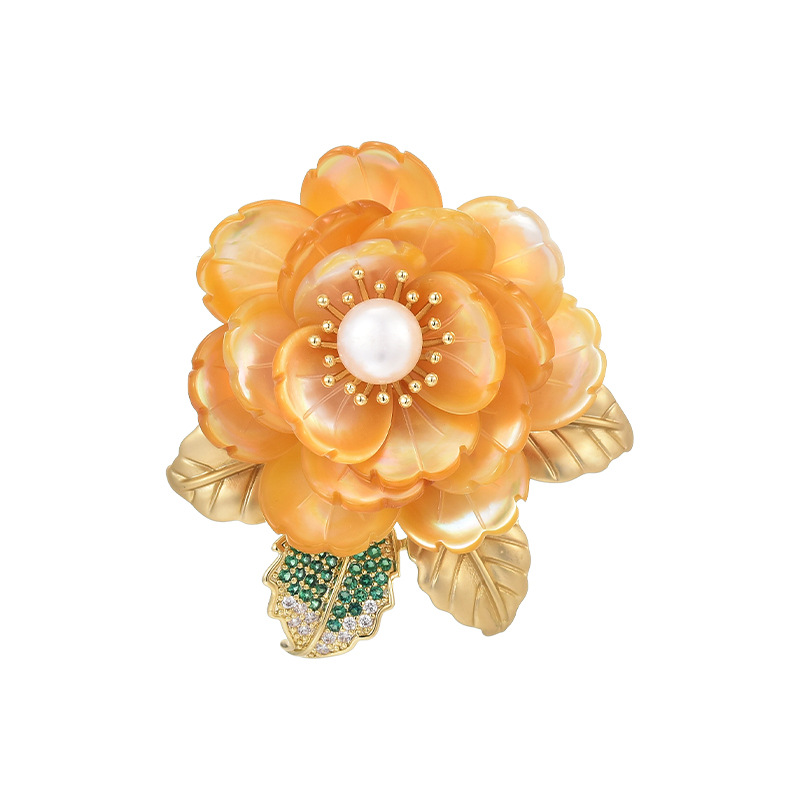 Broche de lujo con perla de agua dulce y flor de camelia_voghion.com