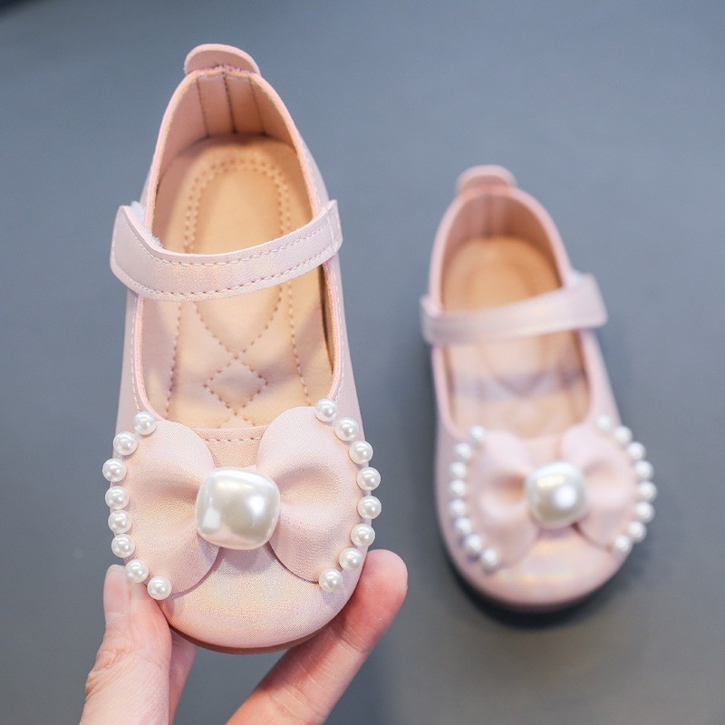 Zapatos de princesa de perlas de arco de perlas de niñas primavera y otoño 2026 nuevos zapatos de suela suave de niñas zapatos de moda de niños zapatos de cuero pequeños
