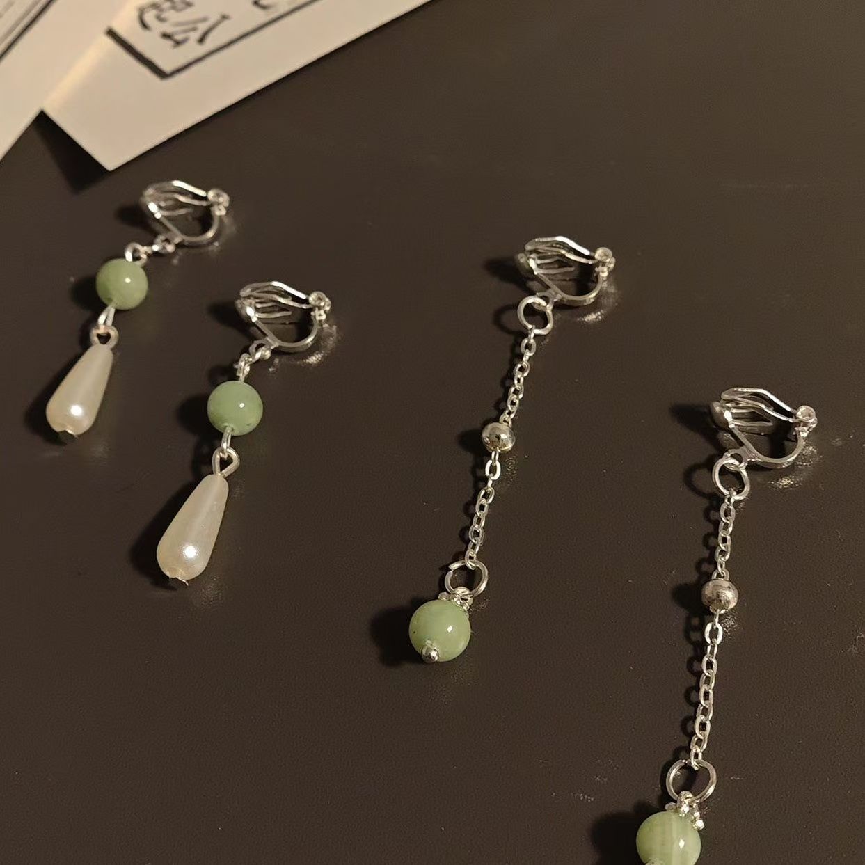 Aguja de plata Retro Nuevo chino Pendientes de perlas y jade Pendientes de Hanfu de estilo de palacio simple Pendientes de abanico clásico