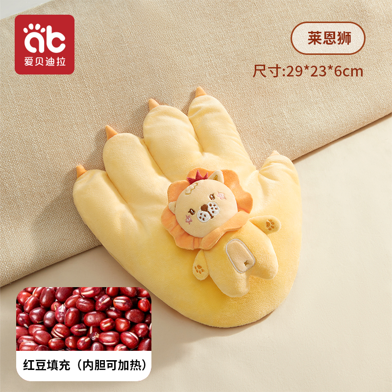 El bebé calma la palma de la mano para convencer al bebé de que se acueste, acaricie y duerma