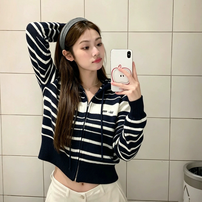 High-quality MU brand embroidered hooded sweater, color-blocked knit zip-up top, fashionable long-sleeved design for women High-quality MU brand embroidered hooded sweater, color-blocked knit zip-up top, fashionable long-sleeved design for women