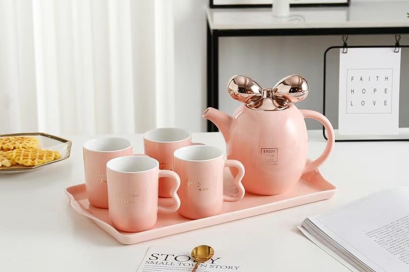Traje de hervidor de estilo nórdico personalizado Taza de combinación de botella de agua fría de cerámica personalizada Taza de café chapada en oro con bandeja Taza