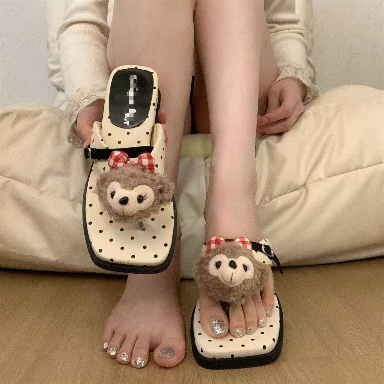 Un botón dulce arco temperamento flip flops mujeres 2026 verano usar zapatillas de playa antideslizantes coreanas de fondo grueso