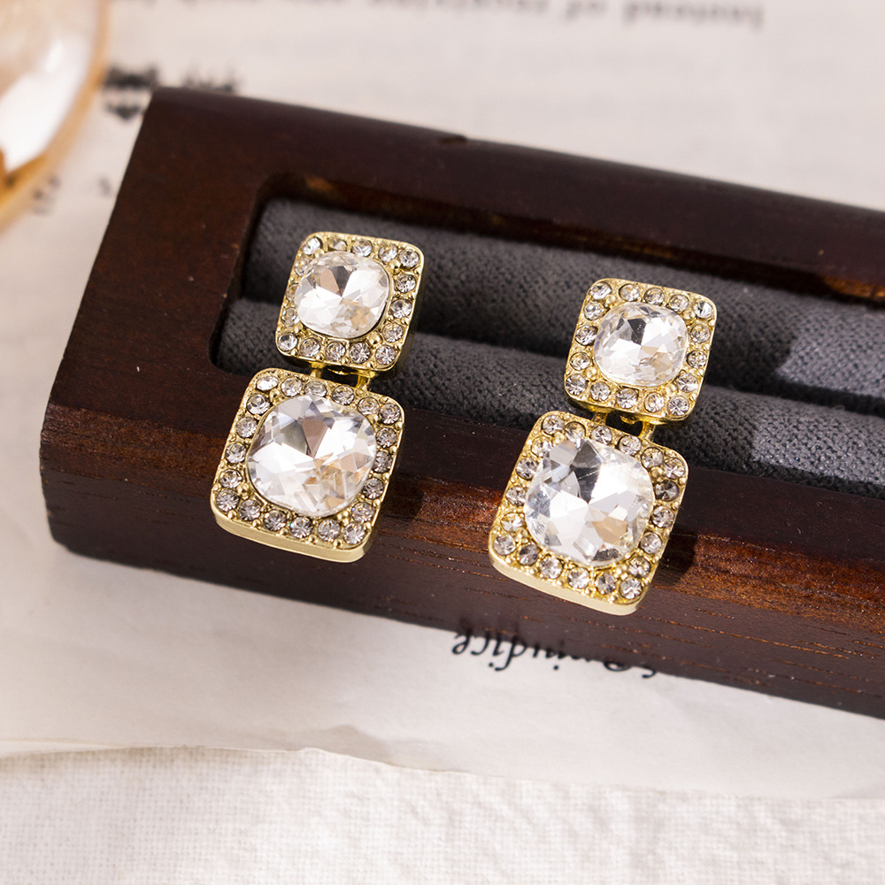 Pendientes de borla geométrica con incrustaciones de diamantes vintage de mediana edad Pendientes de viento de palacio de temperamento de nicho Pendientes de lujo ligero de alta calidad