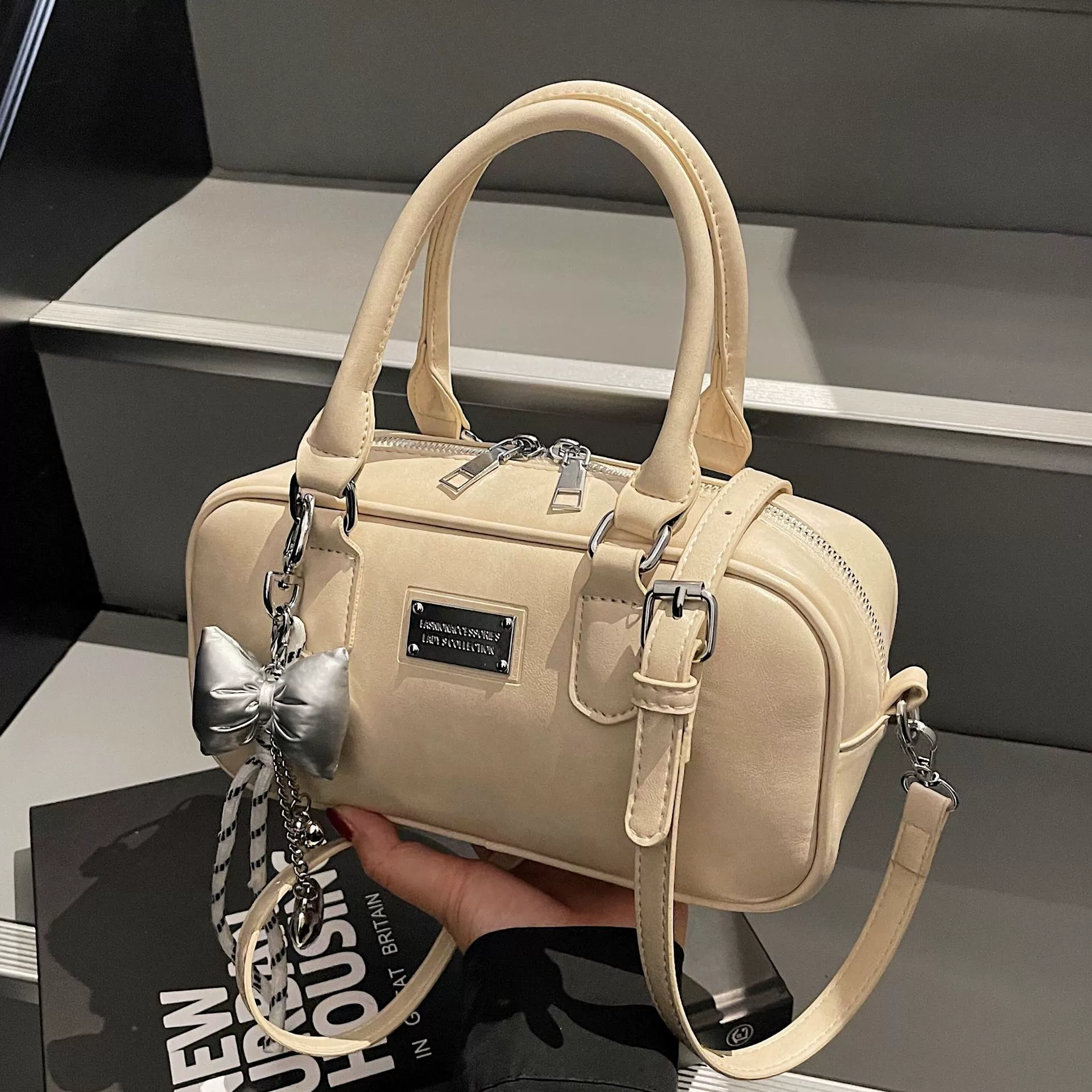 Handheld pillow, retro shoulder bag, high-end, western style