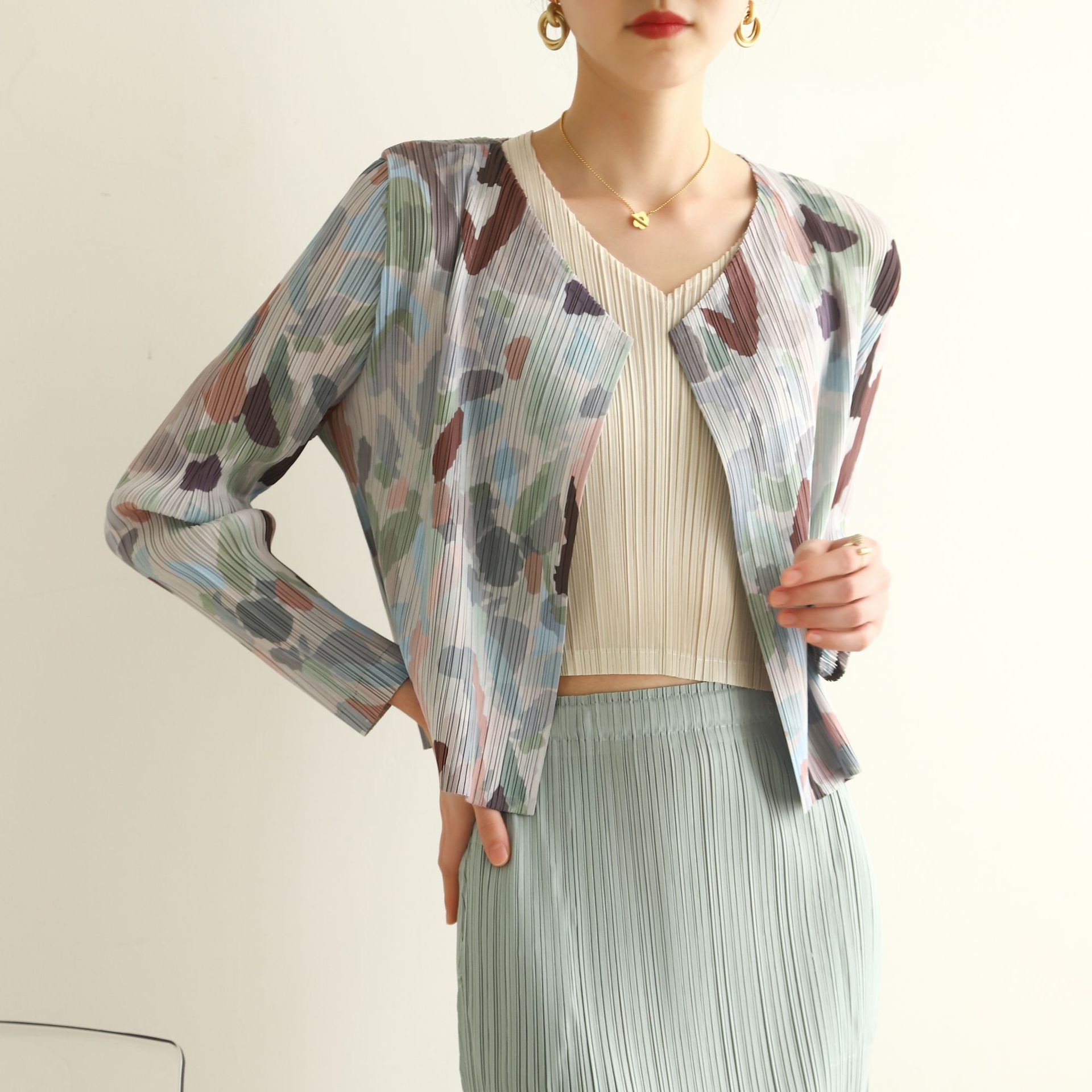 Contador de calidad 2022 otoño y primavera de alta gama plisada moda impresa cardigan versátil casual abrigo corto plisado