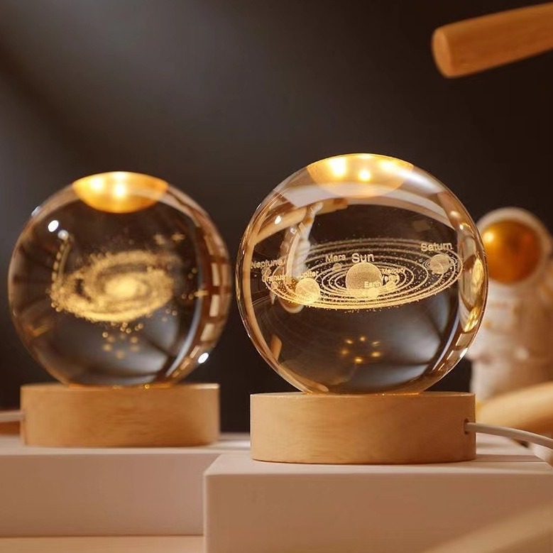 Galaxia luminosa astronauta 3D escultura interior bola de cristal lámpara de noche base de madera decoración de escritorio creativa regalo de cumpleaños