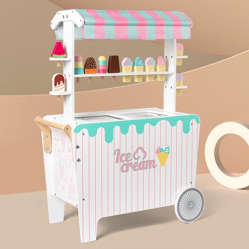 子供の木のおもちゃのままごとは白いアイスクリームの屋台のおもちゃの赤ちゃんの役をシミュレーションします。|undefined