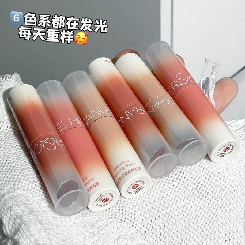 HERORANGE es un lápiz labial de agua de color con una superficie de maquillaje húmeda que no es fácil de tocar con un lápiz labial feminino tierno.