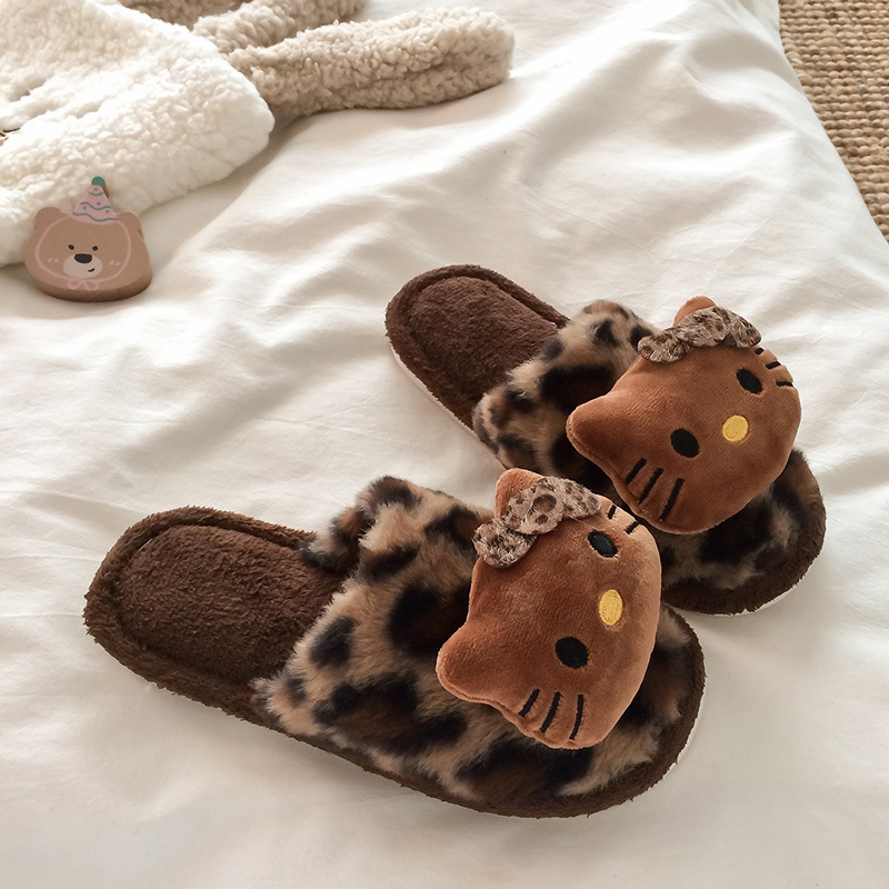 Hello Kitty zapatillas estampadas de leopardo interior de peluche de peluche de invierno anti-deslizante calentamiento al por mayor zapatillas de algodón lindas