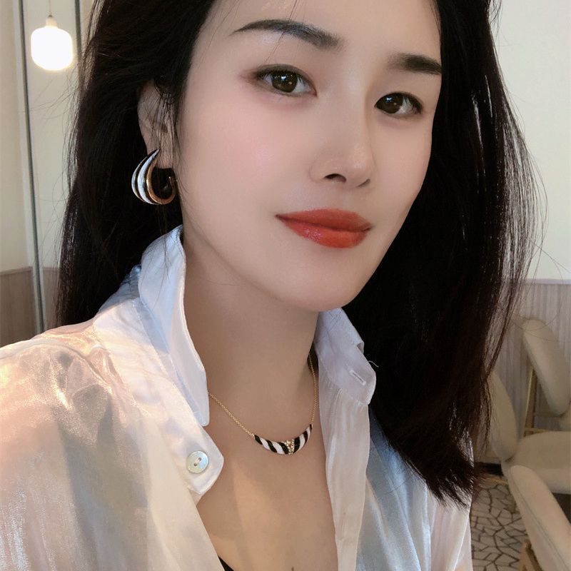 Alto grado 18K chapado en oro blanco y negro a rayas pendientes personalidad traje de moda nicho suéter cadena joyería de moda