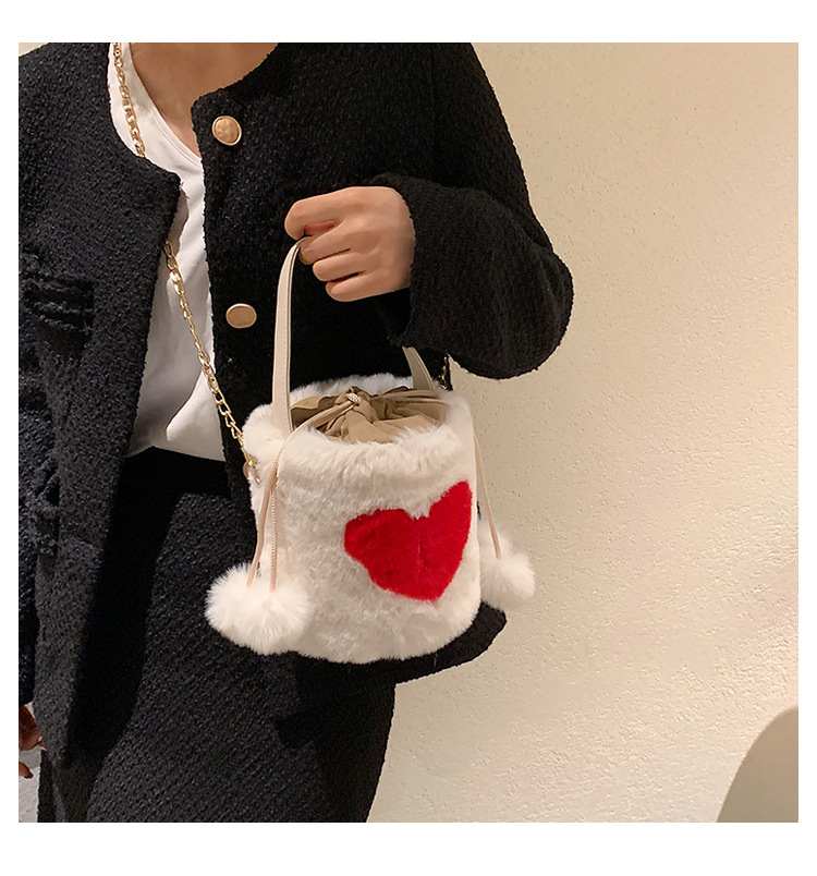 Love Pouch 2021 Autumn and Winter New Chain Messenger Bag Niche Cute Girl Furry Portable Bucket Bagpicture6