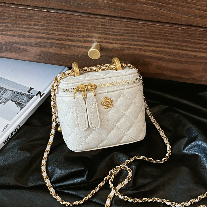 Retro Quilted Shoulder Bag, One-Shoulder Diamond Pattern, Top Handle & Chain Strap, 18.5×9.4 cm
