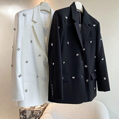 襟をひっくり返してスーツのコートの女性の2025早秋の新型の婦人服のアルファベットはドリルの気質のゆったりしているカジュアルな上着の1525を入れます。