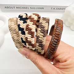 ミルクカレー色の麻花の髪紐はシンプルに編みます。