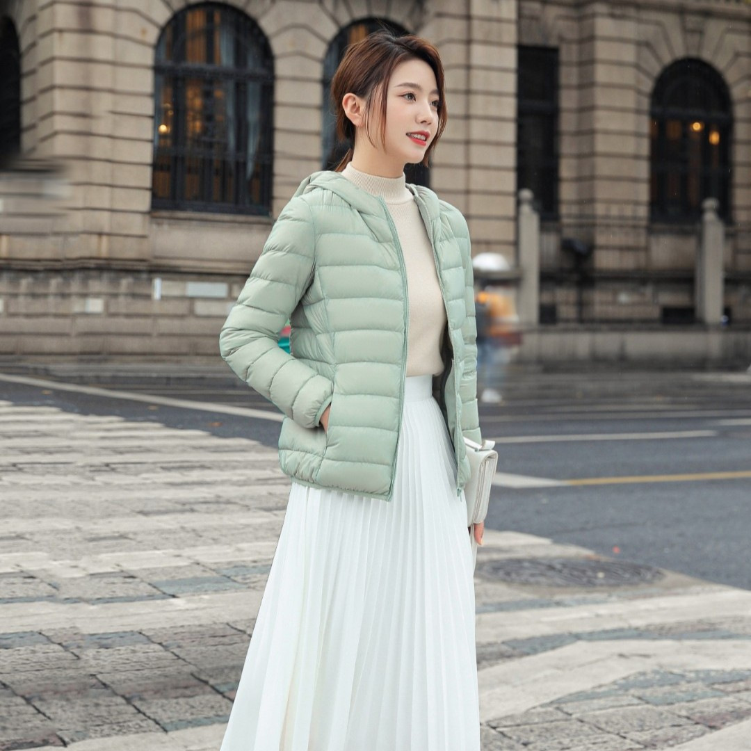 2024新款轻便轻薄羽绒服女短款韩版大码修身显瘦连帽90白鸭绒冬装