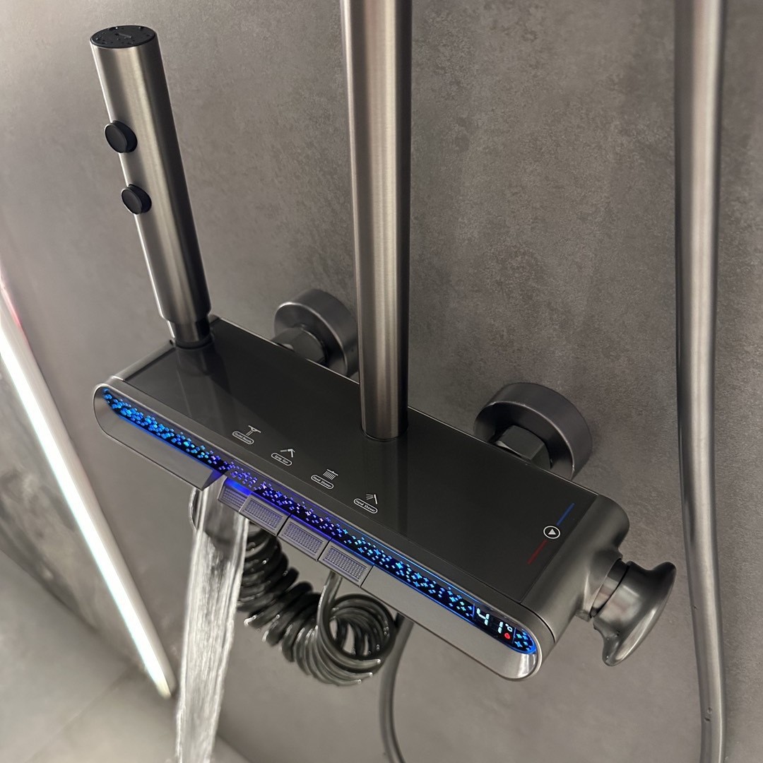Armas de fuego de cobre todo el cielo inteligente pantalla digital conjunto de ducha de baño doméstico teclas de piano caliente y frío cuatro velocidades con luz de atmósfera