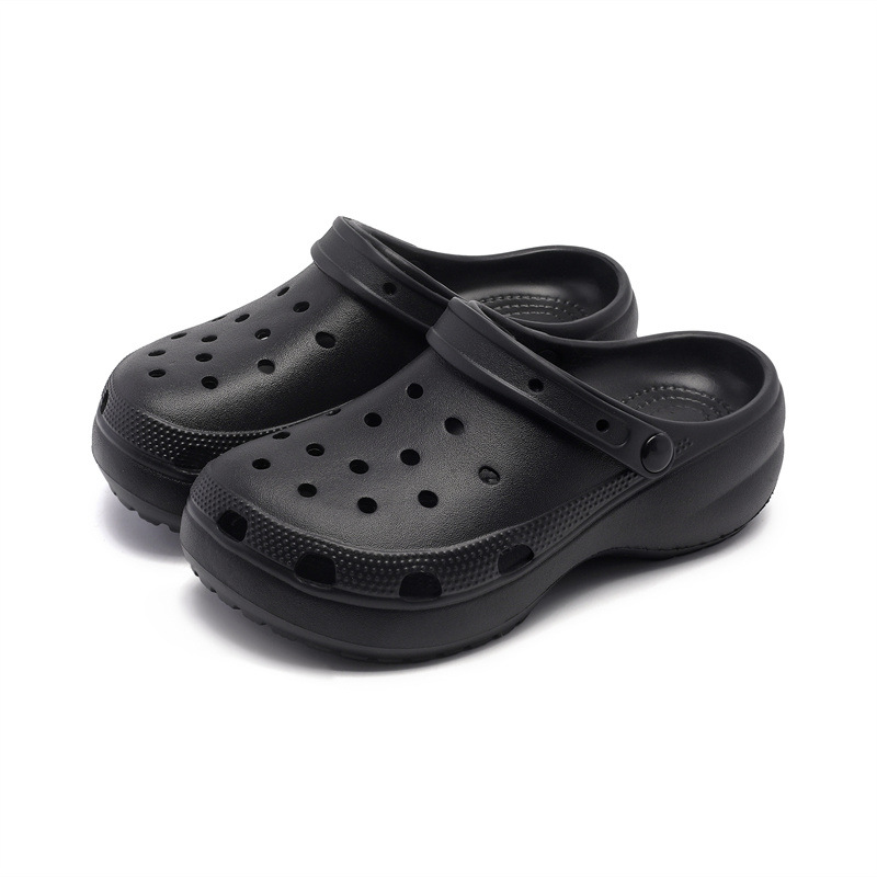 En nombre de los zapatos con agujeros en las nubes, las mujeres usan zapatillas EVA en verano para realzar la playa de suela gruesa, trapeador de Baotou resistente al desgaste y transpirable