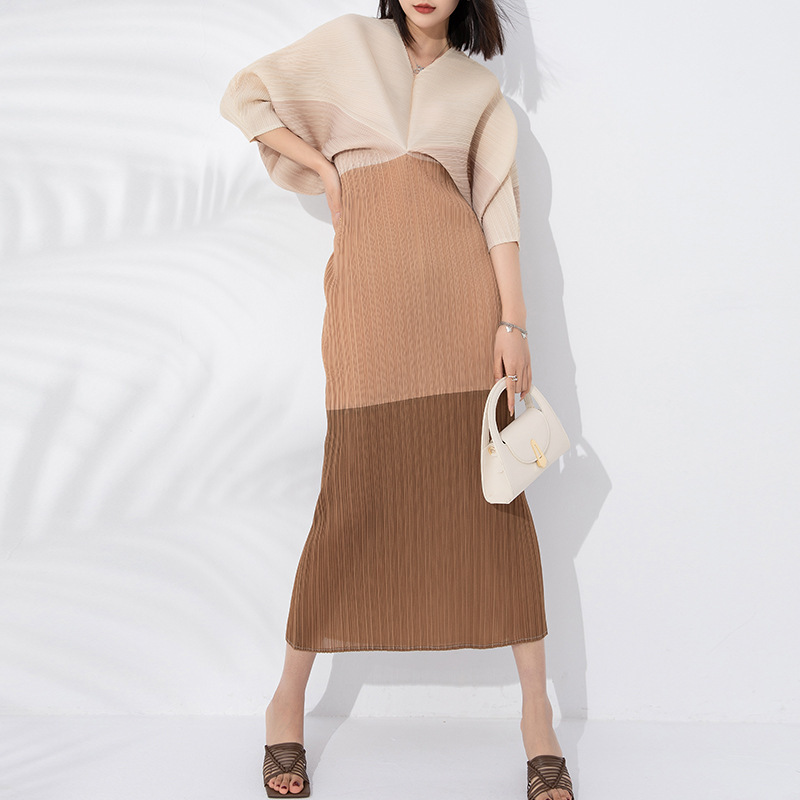 High-end elegant temperament large size dress 2023 new women's bat sleeve V-neck contrast color embossed fashion dress High-end elegant temperament large size dress 2023 new women's bat sleeve V-neck contrast color embossed fashion dress
