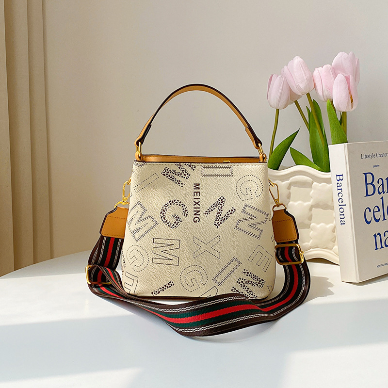 Frauen 2023 Neue Trendy Sommer High-End-Wasser Eimer Mode Alter Reduziert Umhängetasche Modische Handheld_voghion.com