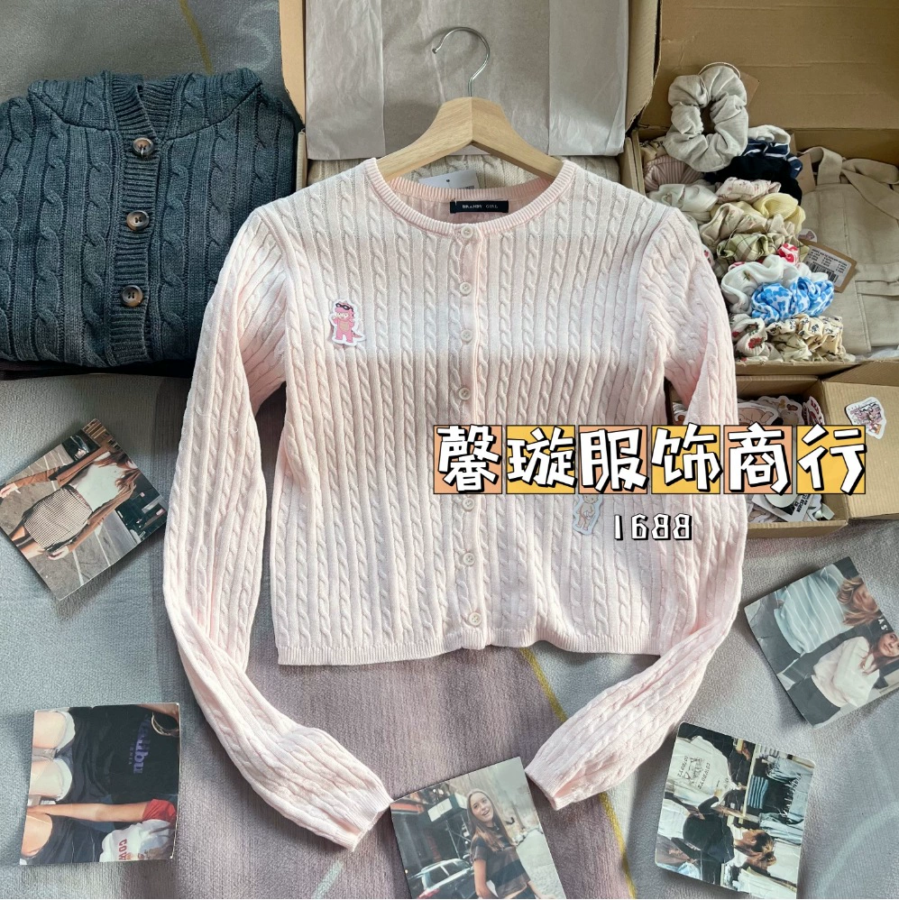 Кардиган-свитер, slim fit, белый пин с косичкой/косой детали, один размер, изделие из вязаного узором трикотажа