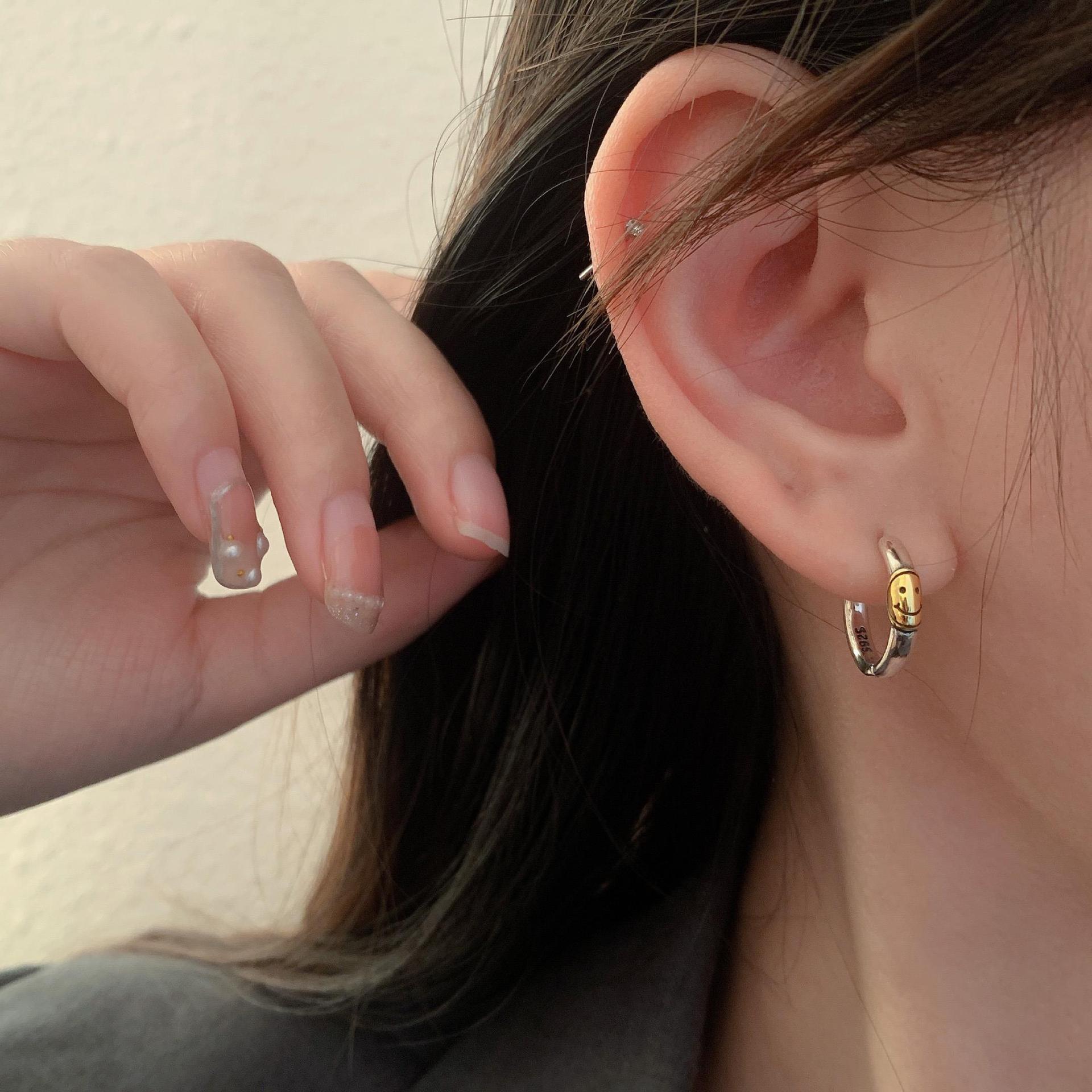 Eloch s925 plata retro sonriente tailandés perfiles de plata simple y versátil nicho de diseño orejas M01252