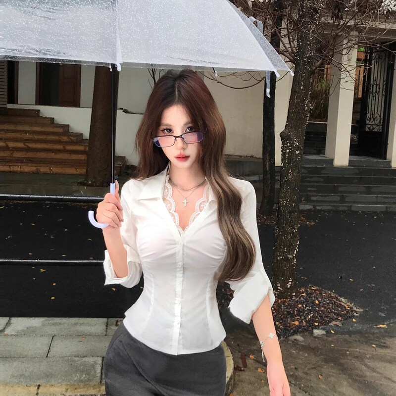 V-Neck White Shirt with Lace Splicing, Sexy Long-Sleeve Shirt for Women, Autumn Design, Pure Desire Style, Waist-Cinching Top, White V-Neck White Shirt with Lace Splicing, Sexy Long-Sleeve Shirt for Women, Autumn Design, Pure Desire Style, Waist-Cinching Top, White