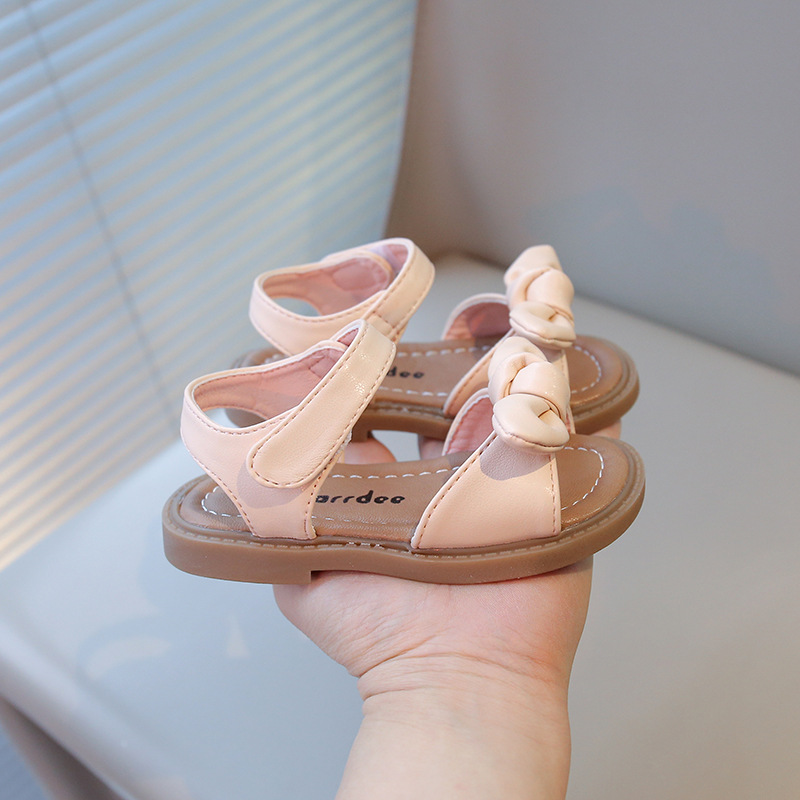 Sandálias para niñas 2026 verano nuevos zapatos infantiles bebés arco suave zapatos de princesa antideslizantes zapatos de playa