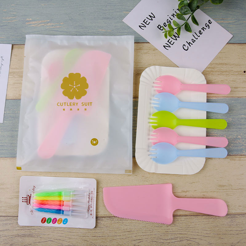 흰색 가방, 트레이 5개, 포크 5개, 나이프 캔들 38세트