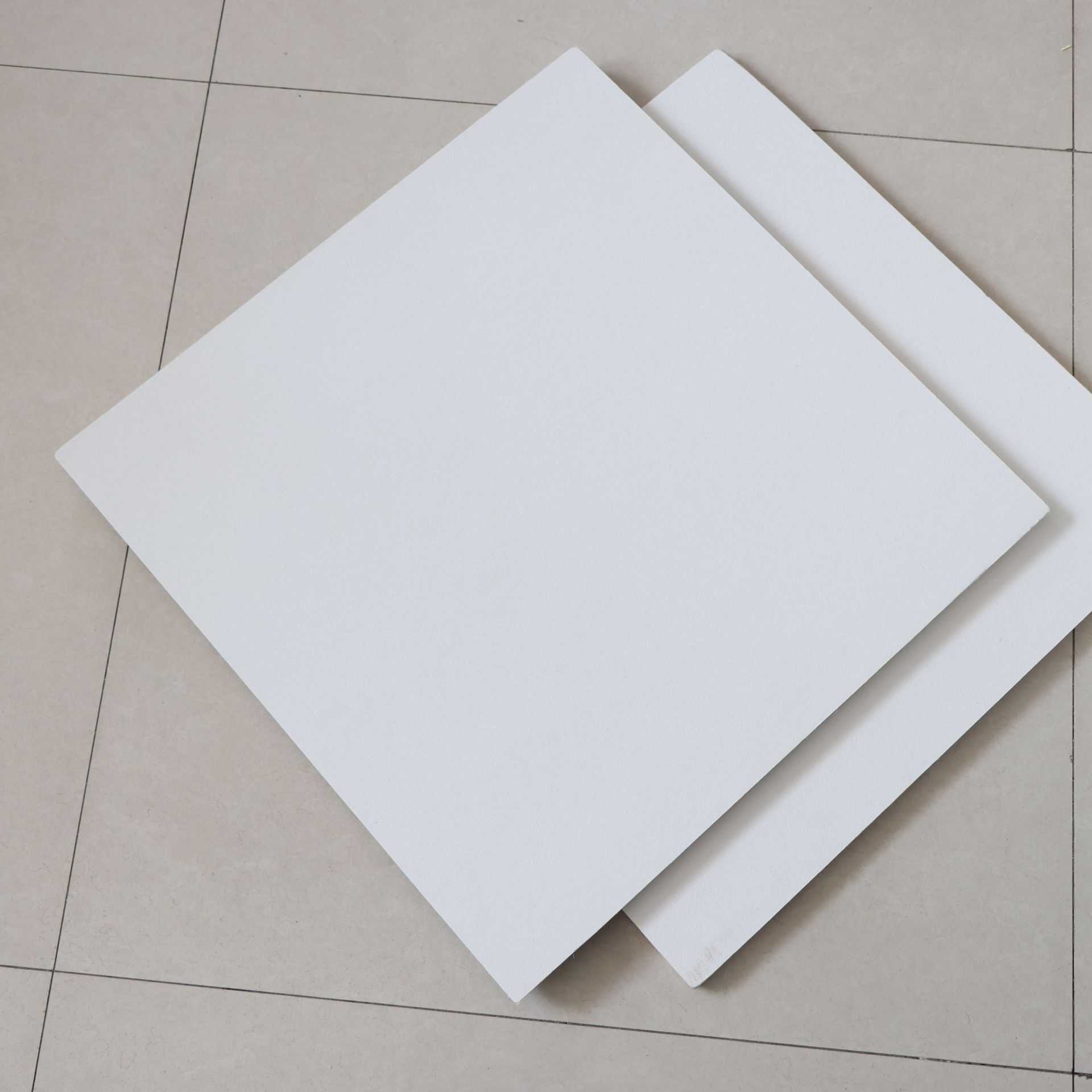 Coated sandblasting ceiling decorative sound-absorbing material hospital 600*600 mildew-proof, antibacterial and sound-insulating mineral wool board