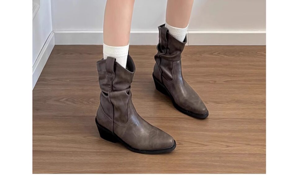 Bốt ngắn nữ mũi nhọn gót vừa 3–5 cm bằng da bò, kiểu bốt cao bồi — Màu đen, còn hàng, Đốm màu cà phê, Đốm mờ kaki, Đốm đen mờ chi tiết 13