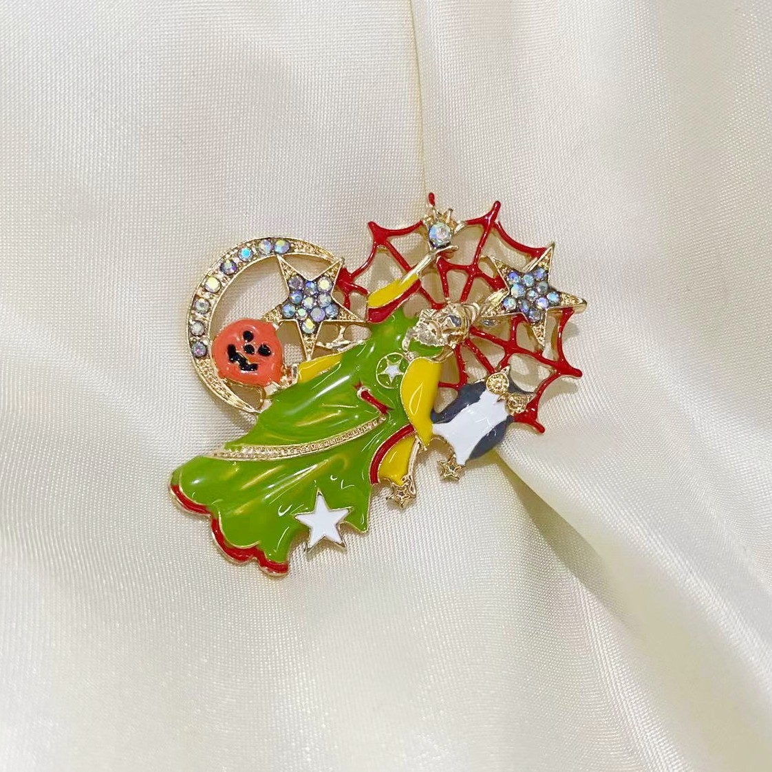 Europe and the United States new Halloween wizard brooch pumpkin bat owl pin enamel fashion corsage spot wholesale