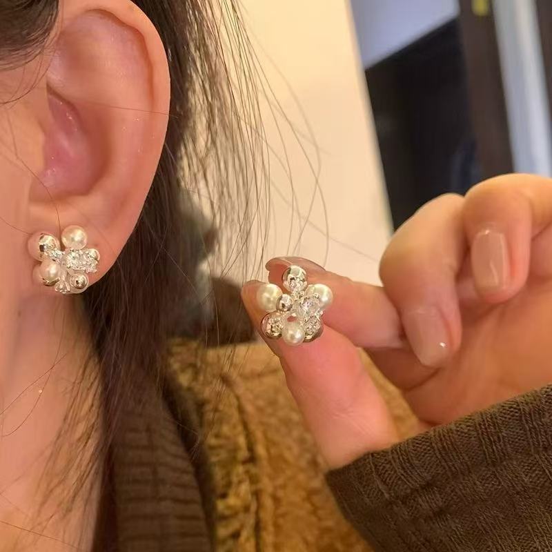 Retro design elegant earrings with zircon from pearl