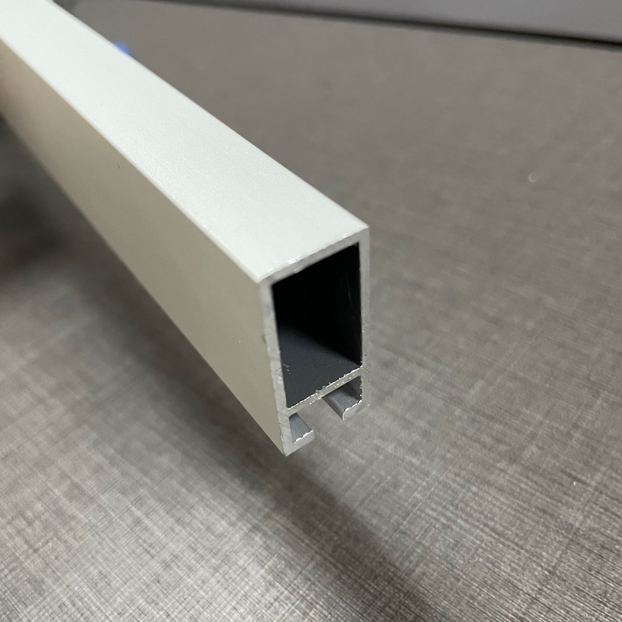 32扁铝卡槽配三卡锁 展柜展示道具32X15扁铝库存厂家免费切割冲孔