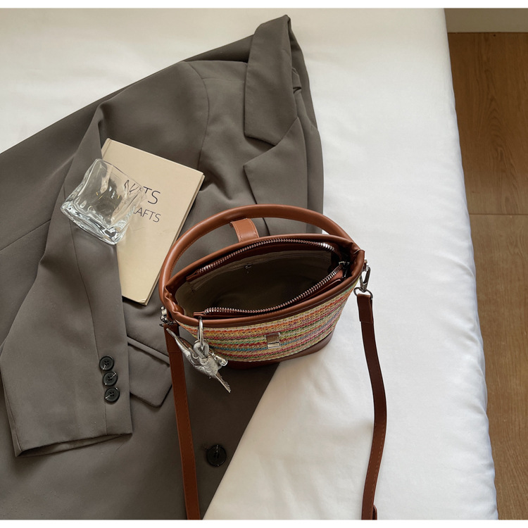 A trendy and fashionable straw-woven phone bag for women in the summer of 2025, a Korean version of a niche and simple crossbody bag undefined