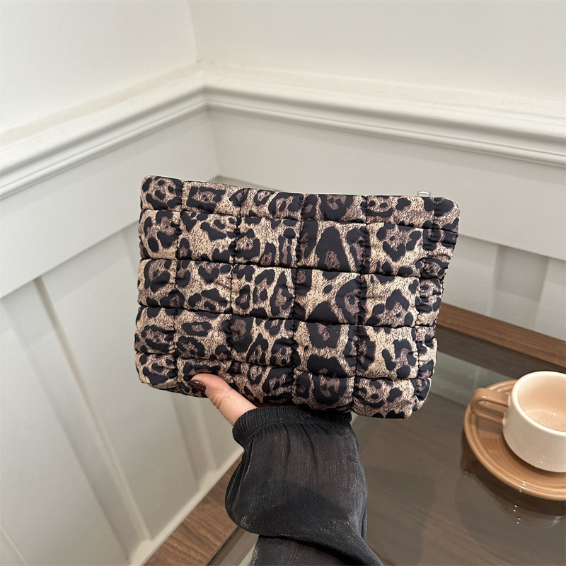 Bolso de mano de mujer 2025 primavera nuevo bolso de mano de moda europea y americana estampado de leopardo simple bolso de mano bordado sobre de hilo de cuadrícula