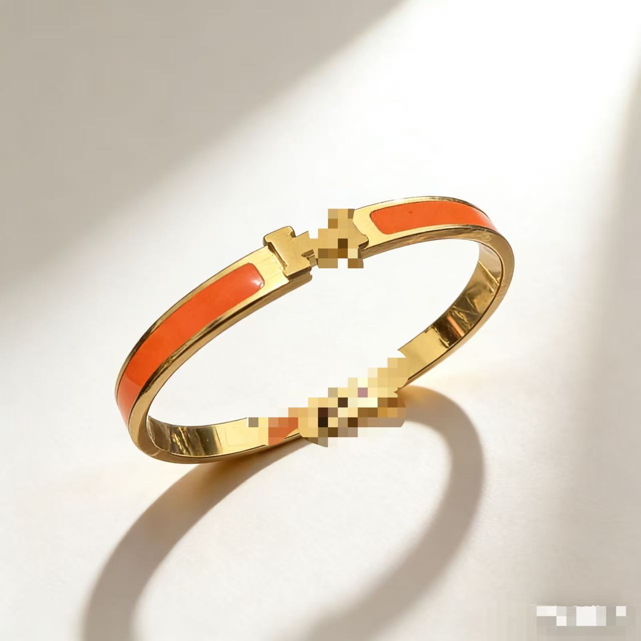 2025 新しいヨーロッパとアメリカのビッグブランドチタン鋼ブレスレット非退色ステンレス鋼ブレスレットバックルオープニングハンドジュエリー卸売