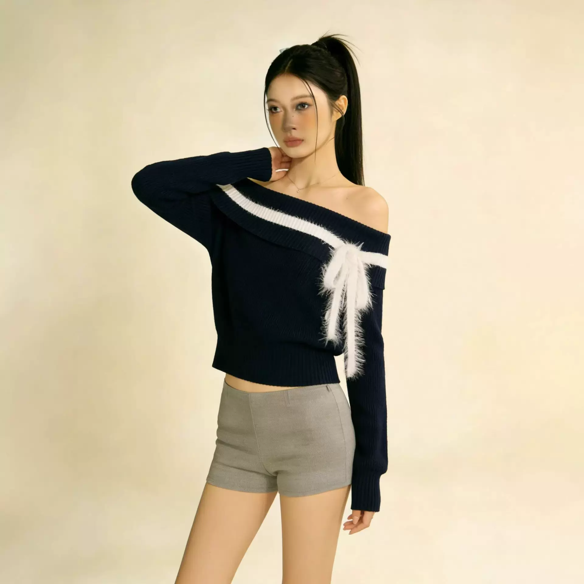 定制新款女藏青露肩毛衣毛绒蝴蝶结条纹装饰修身短款显瘦针织上衣