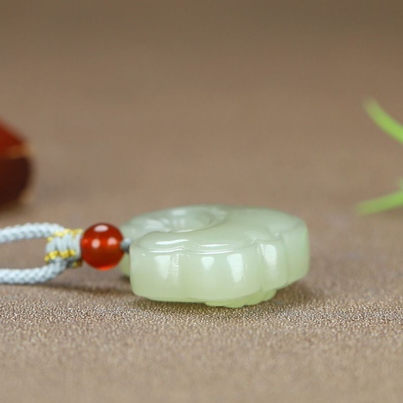 Mặt dây chuyền ngọc Hetian hình mây lành khóa an toàn, dài 25–30 mm — Màu xanh nhạt, Màu nắng đậm, Màu nắng trung tính chi tiết 17
