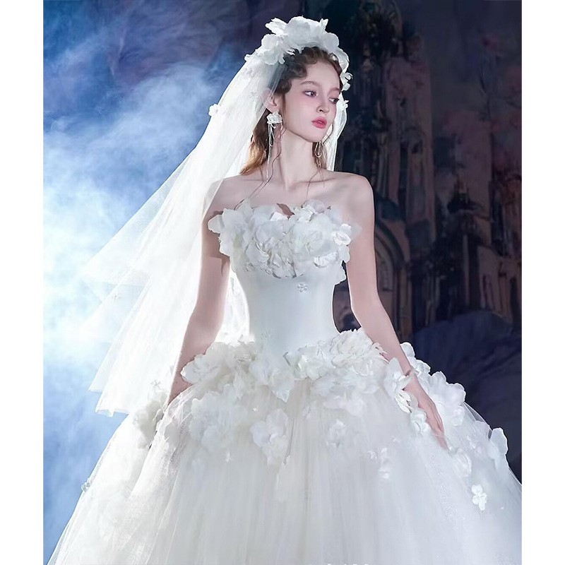 French-Style Vintage Court Wedding Dress 2026 New Model, Strapless Bridal Gown with Three-Dimensional Floral Design, Niche High-End Feel with a Train French-Style Vintage Court Wedding Dress 2026 New Model, Strapless Bridal Gown with Three-Dimensional Floral Design, Niche High-End Feel with a Train