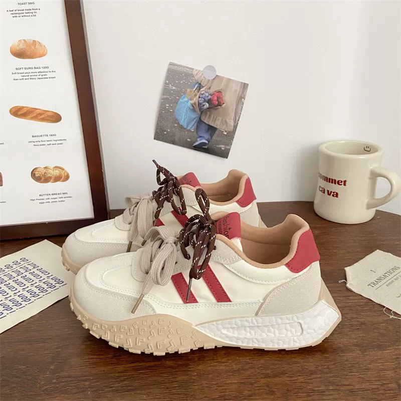 Суперпопулярные моральные тренировочные туфли на толстой подошве для женщин. Новинка весны и лета 2025 года. Популярные универсальные туфли для папы. Маленькие белые повседневные спортивные туфли.