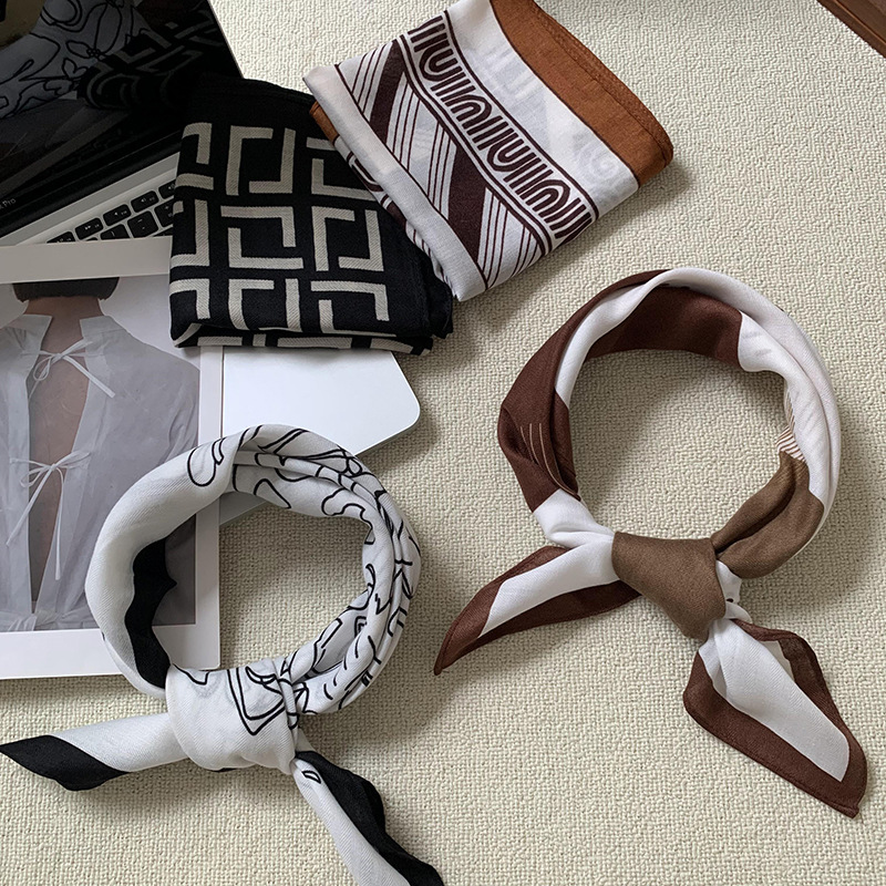 Bufandas de seda cuadrada alta sensación 2025 nuevo estilo idílico estilo coreano de estilo de viaje de seda pequeña bufandas de seda cuadrada bufandas al por mayor