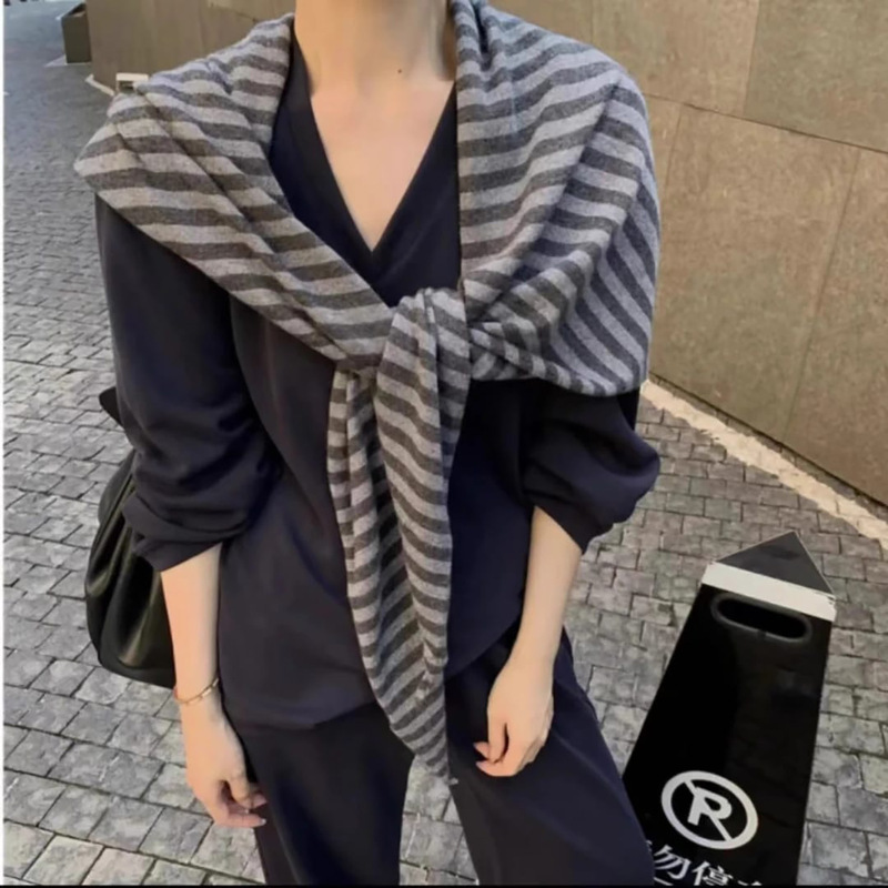 新款时尚简约百搭浅灰条纹披肩丝巾秋季显白氛围感三角披肩女早秋|undefined