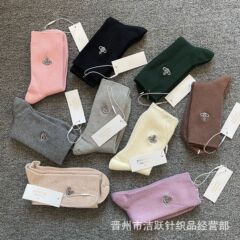 新商品は日本の西太後土星の双針の靴下の刺繍の純色の細い双針の中筒が簡単で、ファッションの靴下を積みます。