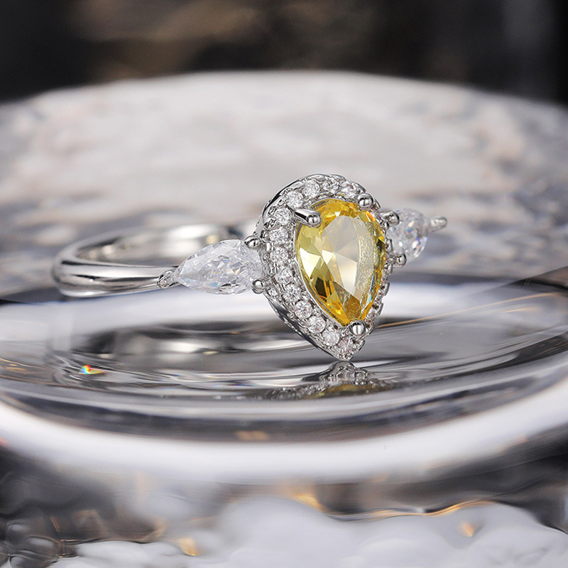 Simple Yellow Water Drop Pear-shaped Zircon Ring Copper Ring display picture 5
