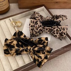 高級感のあるヒョウ柄の蝶結びの丸子の頭を挟んで女性の気質を固定します。