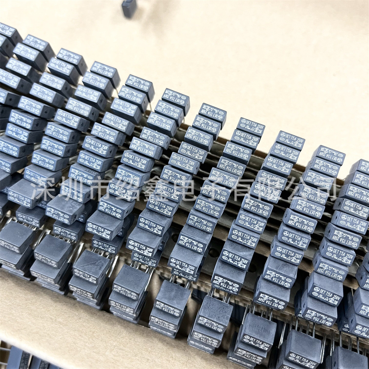 供应方形塑封保险丝 DET1A-5A 250VAC 300VAC 350VAC  可切脚