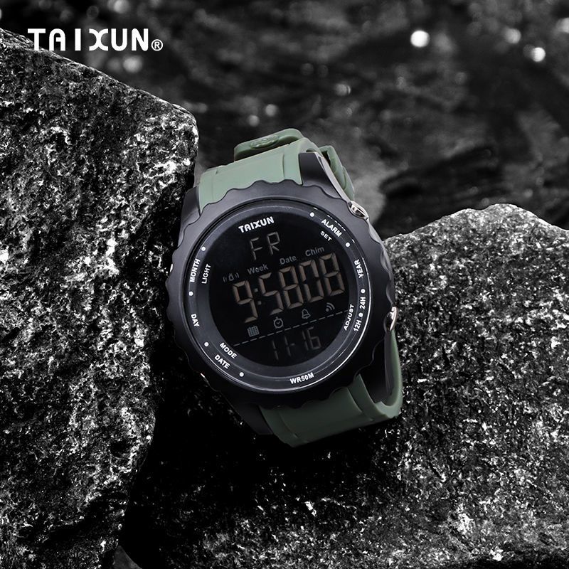 Reloj de despertador al aire libre al agua a prueba de choques a prueba de caídas entrenamiento militar al aire libre camuflaje reloj electrónico multifuncional al por mayor